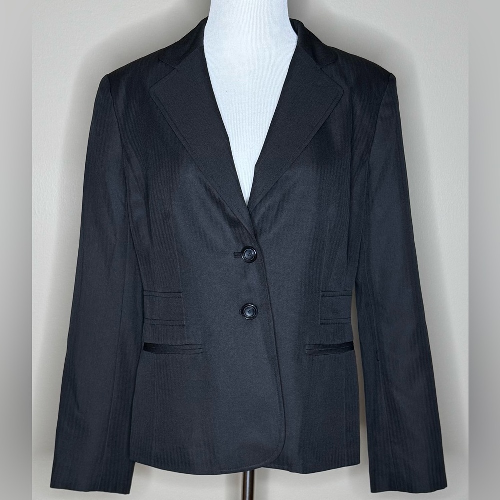 Evan-Picone womens size 12 black suit jacket/blazer shoulder pads.